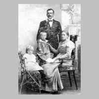 081-0049 Heinrich Steppat mit seiner Frau und seinen Kindern Martha und Ernst.jpg